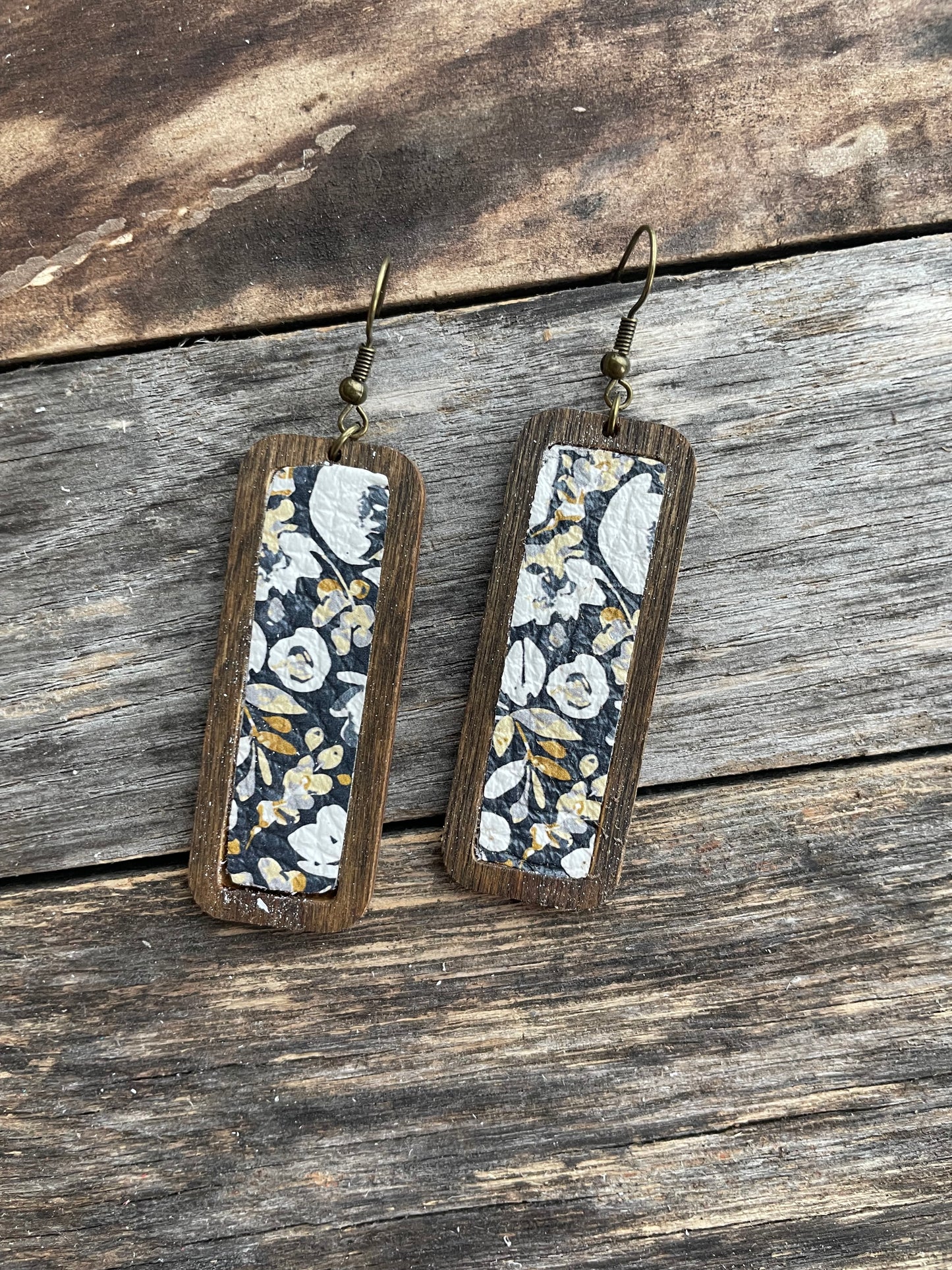 Wood Bar Bezel Blue/White FloralEarrings